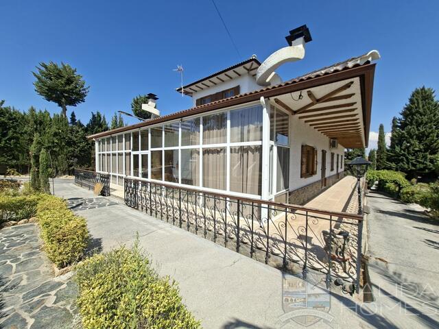 Villa Peral : Resale Villa for Sale in Cullar, Granada