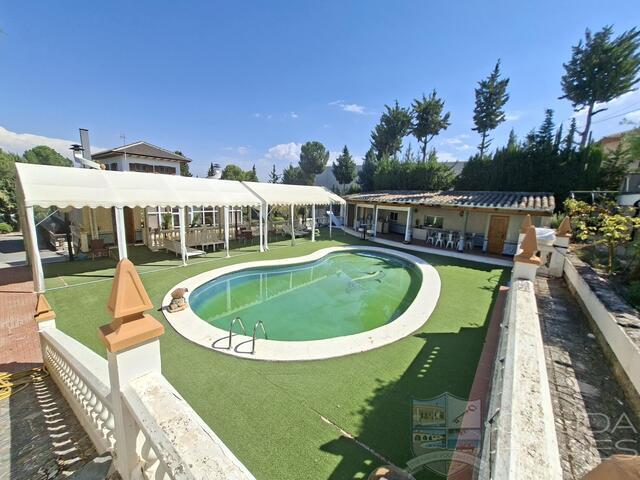 Villa Peral : Resale Villa for Sale in Cullar, Granada