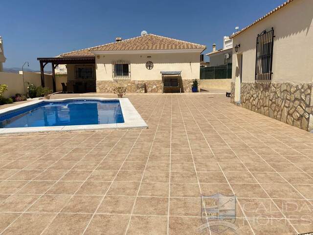 Villa Perfecto: Resale Villa for Sale in Arboleas, Almería