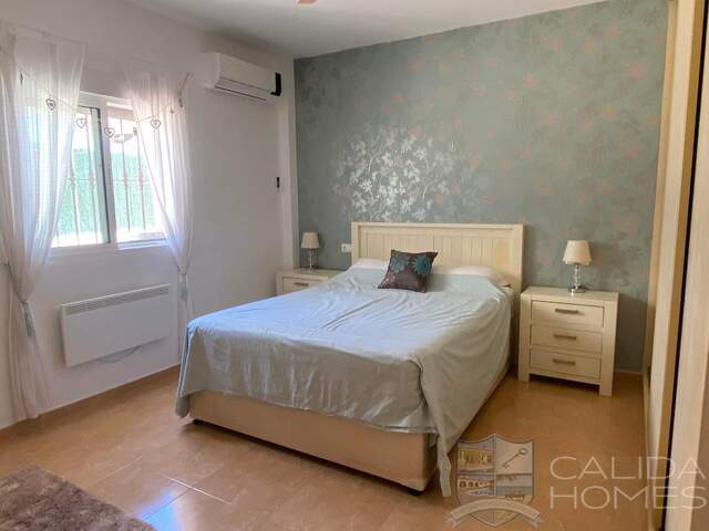Villa Perfecto: Resale Villa for Sale in Arboleas, Almería