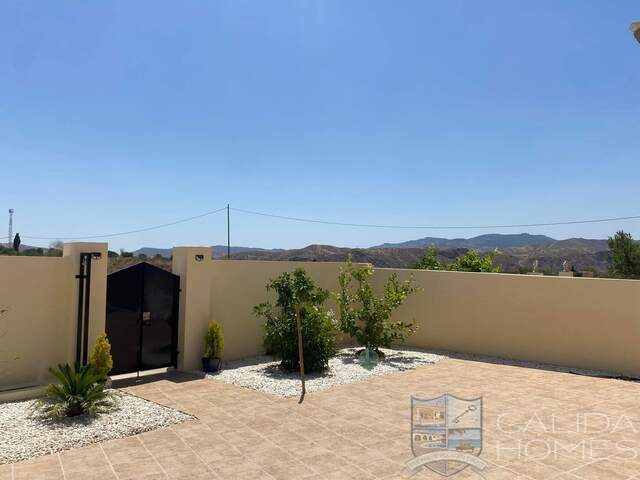 Villa Perfecto: Resale Villa for Sale in Arboleas, Almería