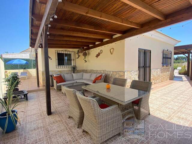 Villa Perfecto: Resale Villa for Sale in Arboleas, Almería