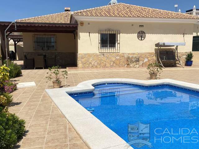 Villa Perfecto: Resale Villa for Sale in Arboleas, Almería