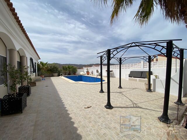 Villa Prado: Resale Villa for Sale in Arboleas, Almería