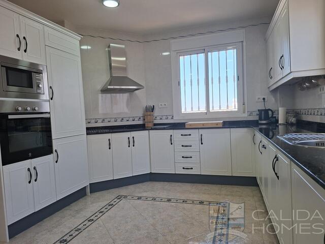 Villa Puerta de Luna : Resale Villa for Sale in Arboleas, Almería