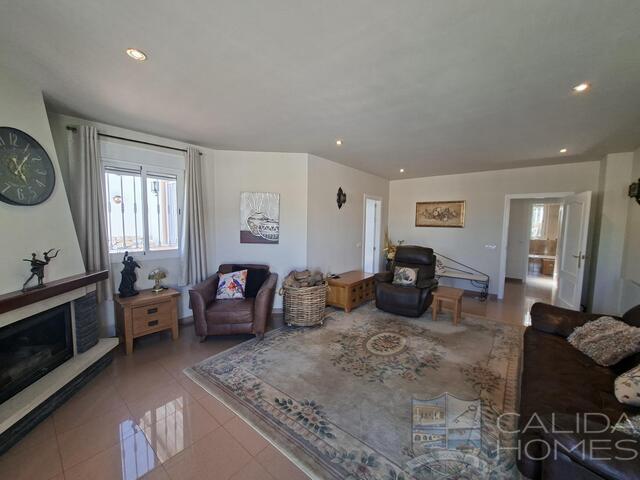 Villa Puerta de Luna : Resale Villa for Sale in Arboleas, Almería