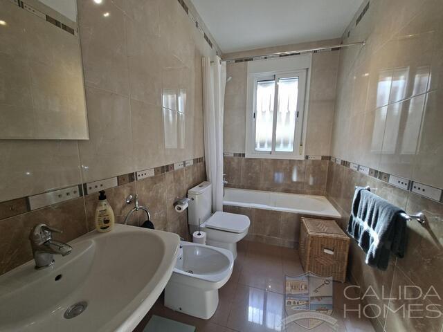 Villa Puerta de Luna : Resale Villa for Sale in Arboleas, Almería
