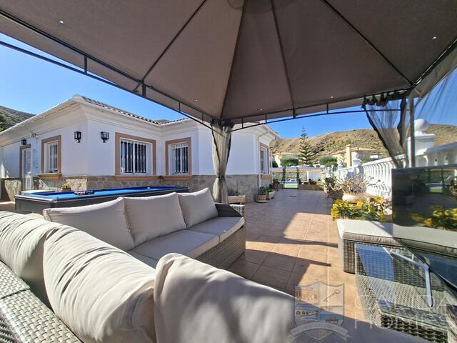 Villa Puerta de Luna : Resale Villa for Sale in Arboleas, Almería
