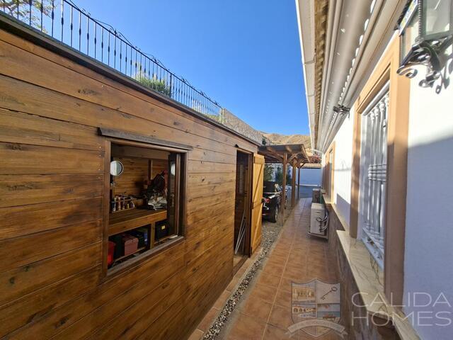 Villa Puerta de Luna : Resale Villa for Sale in Arboleas, Almería