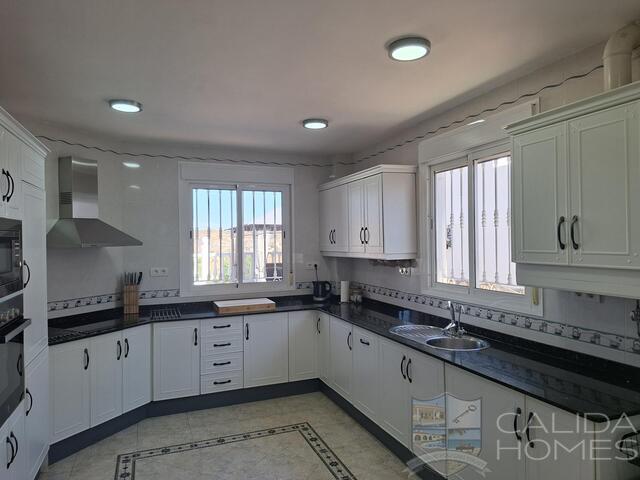 Villa Puerta de Luna : Resale Villa for Sale in Arboleas, Almería