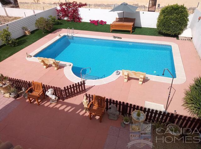 Villa Retiro: Resale Villa for Sale in Arboleas, Almería