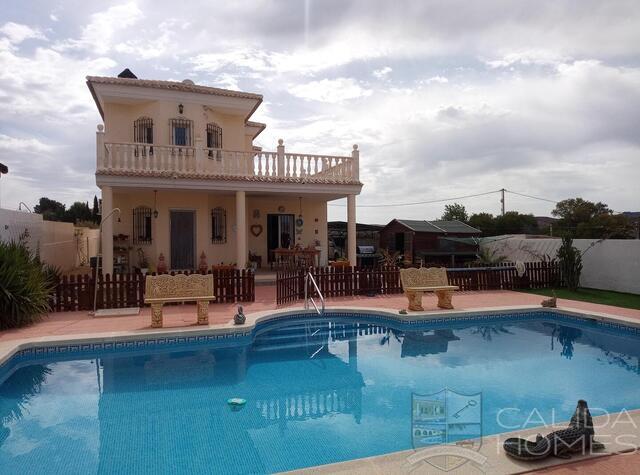 Villa Retiro: Resale Villa for Sale in Arboleas, Almería