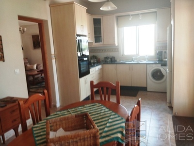 Villa Retreat: Resale Villa in Arboleas, Almería