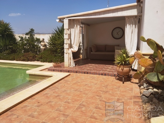 Villa Retreat: Resale Villa for Sale in Arboleas, Almería