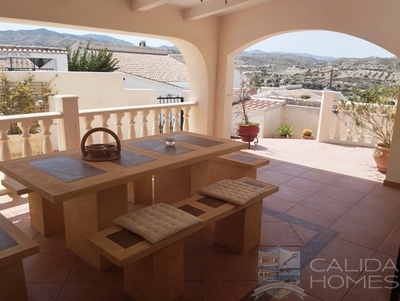 Villa Retreat: Resale Villa in Arboleas, Almería