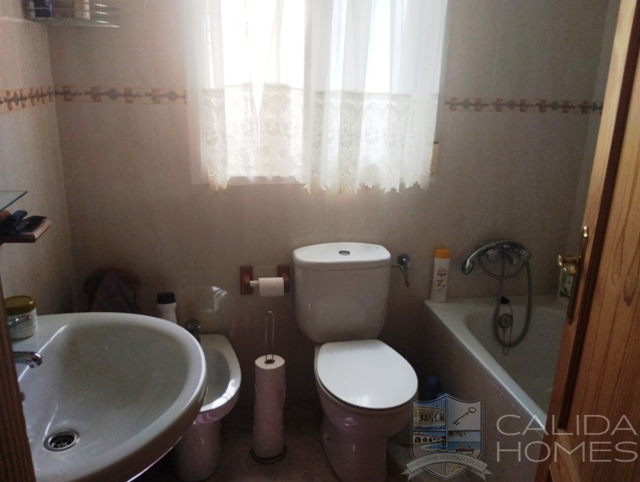 Villa Retreat: Resale Villa for Sale in Arboleas, Almería