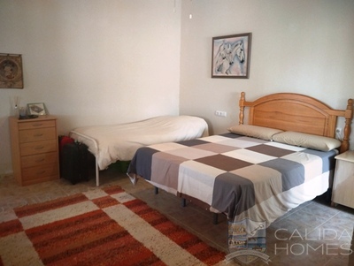 Villa Retreat: Resale Villa in Arboleas, Almería