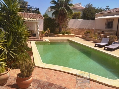 Villa Retreat: Resale Villa in Arboleas, Almería