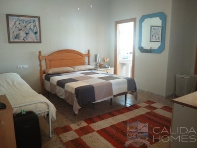 Villa Retreat: Resale Villa in Arboleas, Almería
