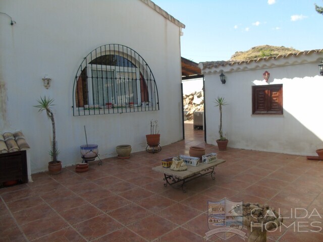 VILLA ROCO: Resale Villa for Sale in Albanchez, Almería