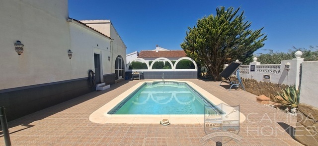 Villa Rosalia : Resale Villa for Sale in Arboleas, Almería
