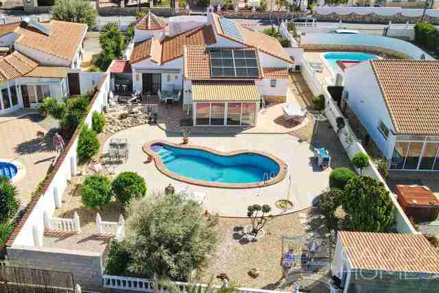 Villa Rosebud: Resale Villa for Sale in Arboleas, Almería
