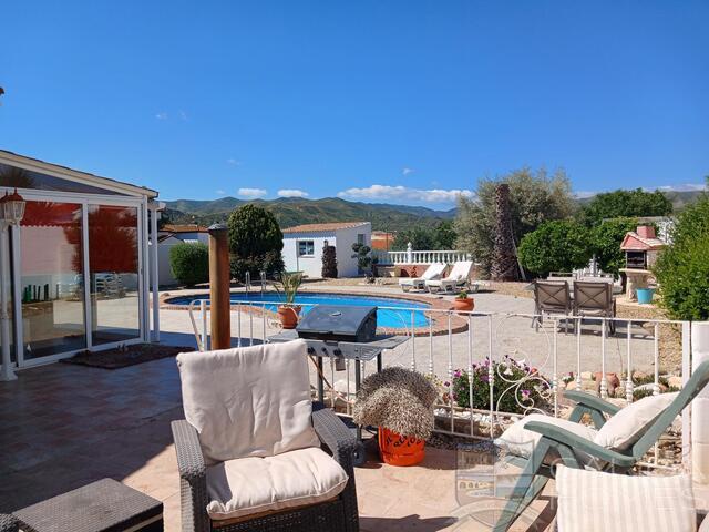Villa Rosebud: Resale Villa for Sale in Arboleas, Almería