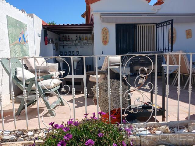 Villa Rosebud: Resale Villa for Sale in Arboleas, Almería