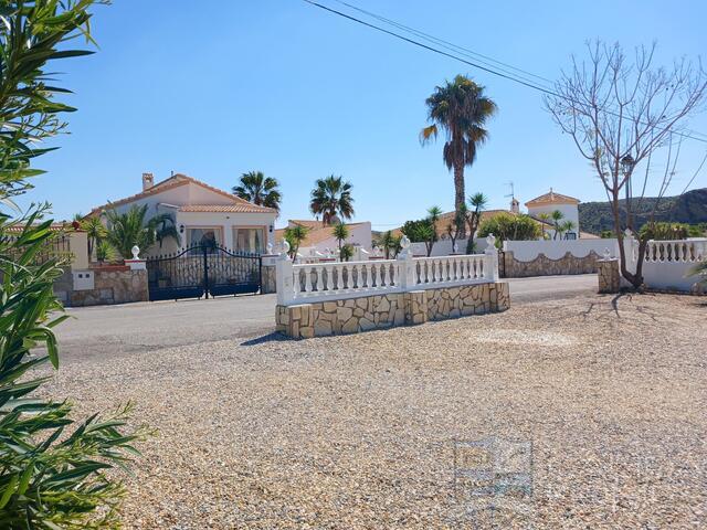Villa Rosebud: Resale Villa for Sale in Arboleas, Almería