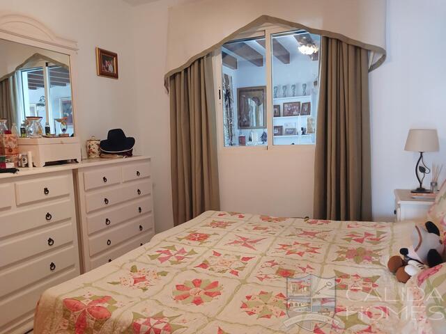 Villa Rosebud: Resale Villa for Sale in Arboleas, Almería