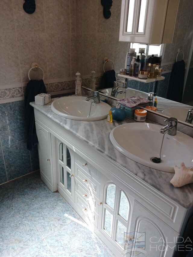 Villa Rosebud: Resale Villa for Sale in Arboleas, Almería