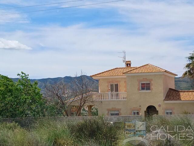 Villa Samba: Resale Villa for Sale in Arboleas, Almería