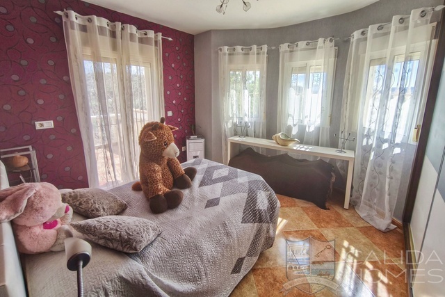 Villa Samba: Resale Villa for Sale in Arboleas, Almería