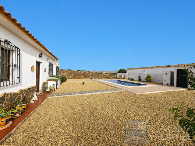 Villa Sanza: Resale Villa for Sale in Arboleas, Almería