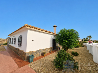 Villa Sanza: Resale Villa in Arboleas, Almería