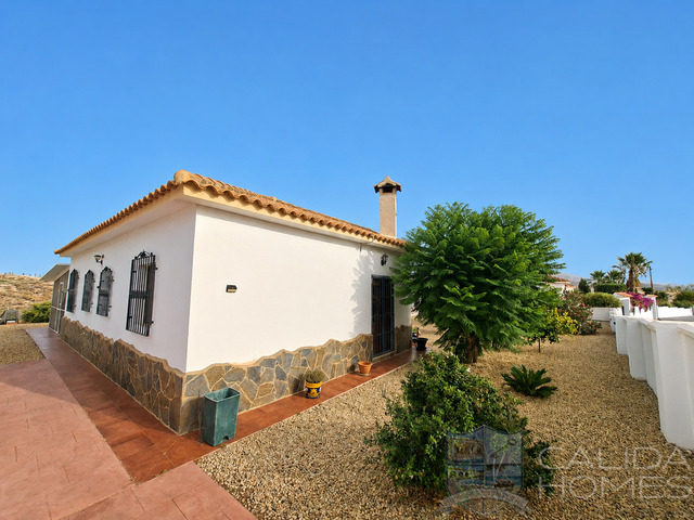 Villa Sanza: Resale Villa for Sale in Arboleas, Almería