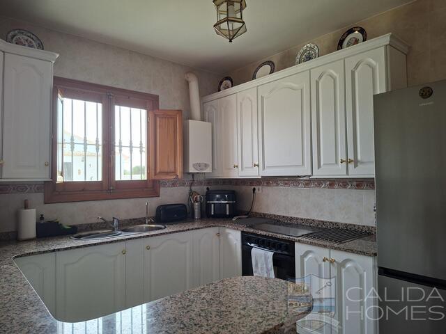 Villa Sanza: Resale Villa for Sale in Arboleas, Almería