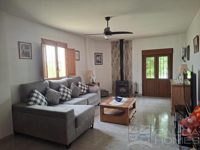 Villa Sanza: Resale Villa for Sale in Arboleas, Almería