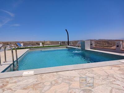 Villa Seclusion: Resale Villa in Las Pocicas, Almería