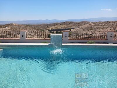 Villa Seclusion: Resale Villa in Las Pocicas, Almería