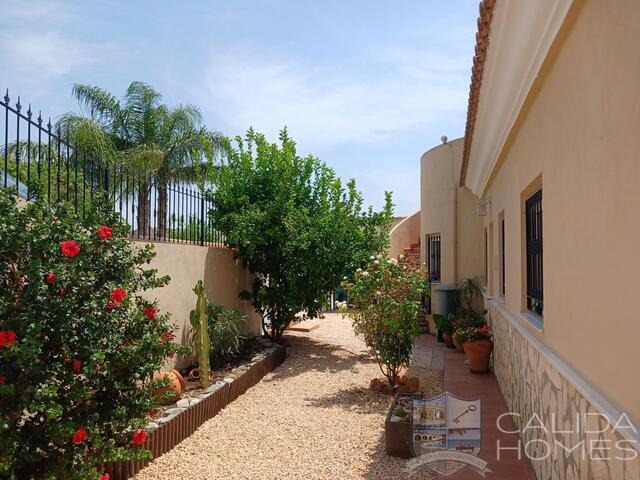 Villa Secreto: Resale Villa for Sale in Arboleas, Almería