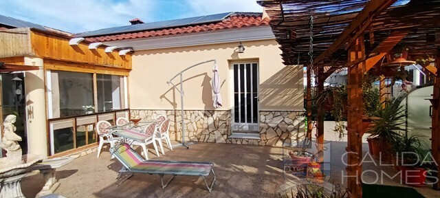 Villa Segura: Resale Villa for Sale in Zurgena, Almería