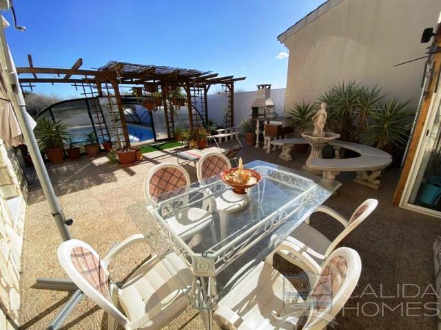 Villa Segura: Resale Villa for Sale in Zurgena, Almería