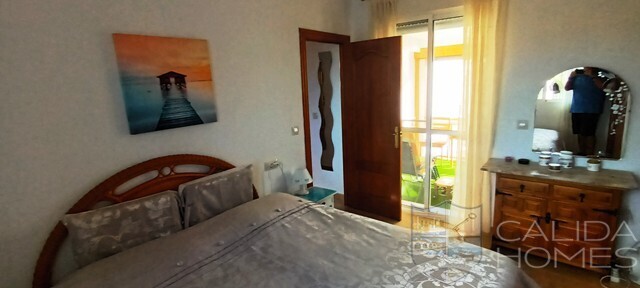 Villa Segura: Resale Villa for Sale in Zurgena, Almería