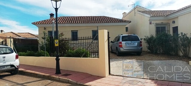 Villa Segura: Resale Villa for Sale in Zurgena, Almería
