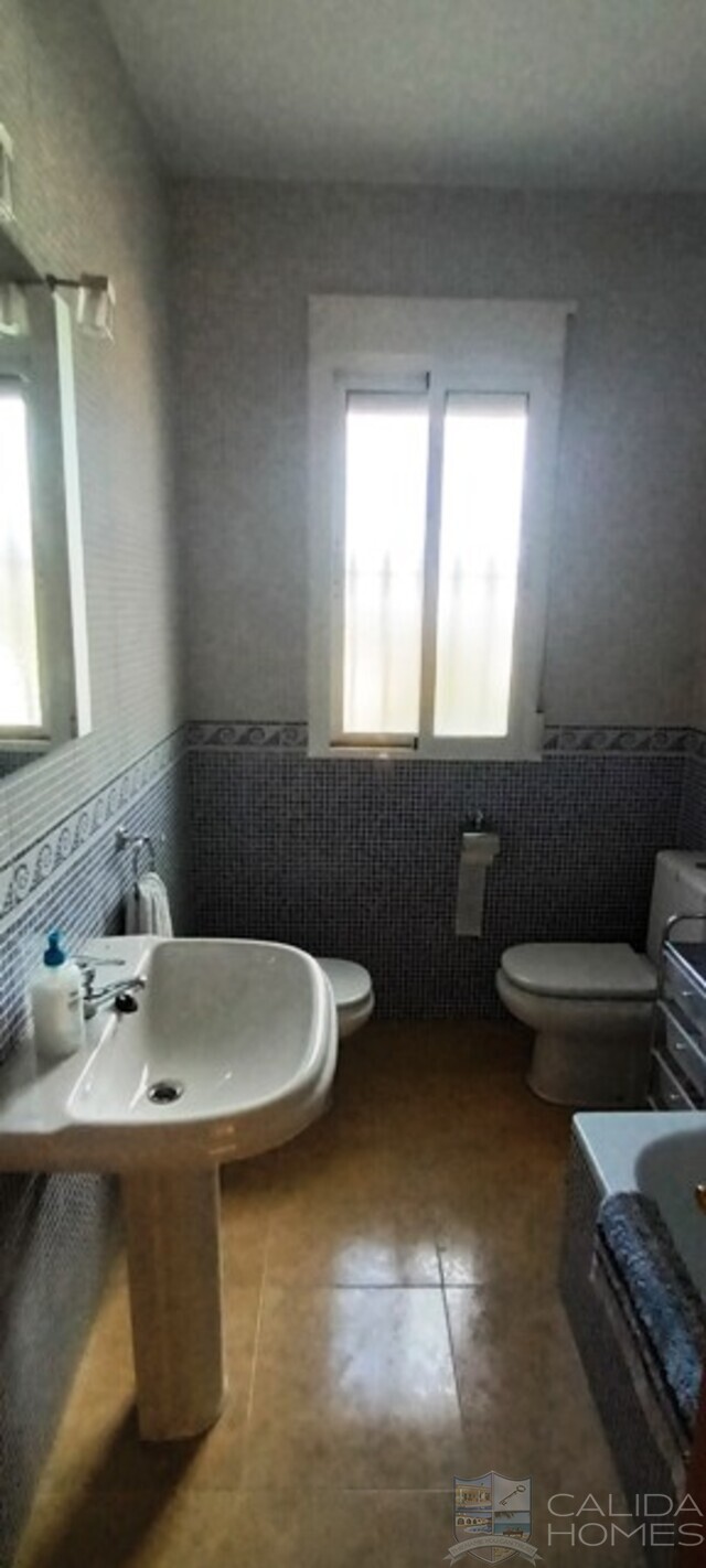 Villa Segura: Resale Villa for Sale in Zurgena, Almería