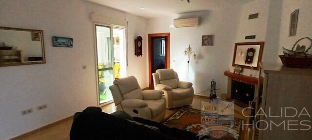 Villa Segura: Resale Villa for Sale in Zurgena, Almería