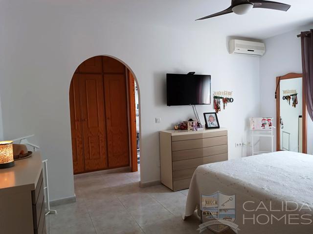 Villa Serenata: Resale Villa for Sale in Arboleas, Almería
