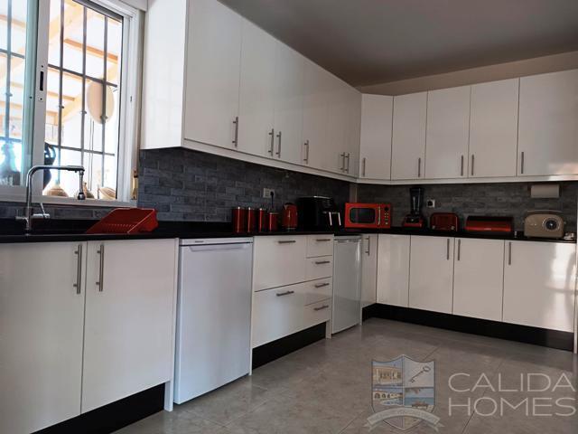 Villa Serenata: Resale Villa for Sale in Arboleas, Almería