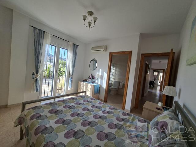 Villa Sierra : Resale Villa for Sale in Arboleas, Almería